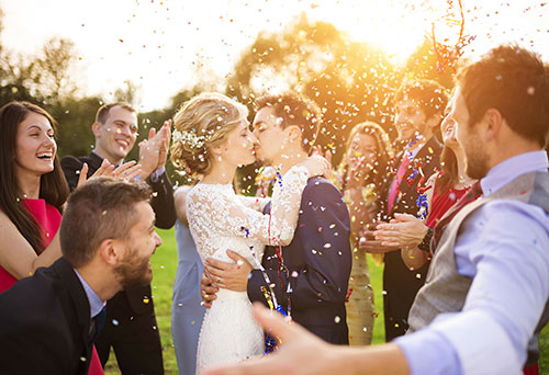 novios-invitados-felicidad