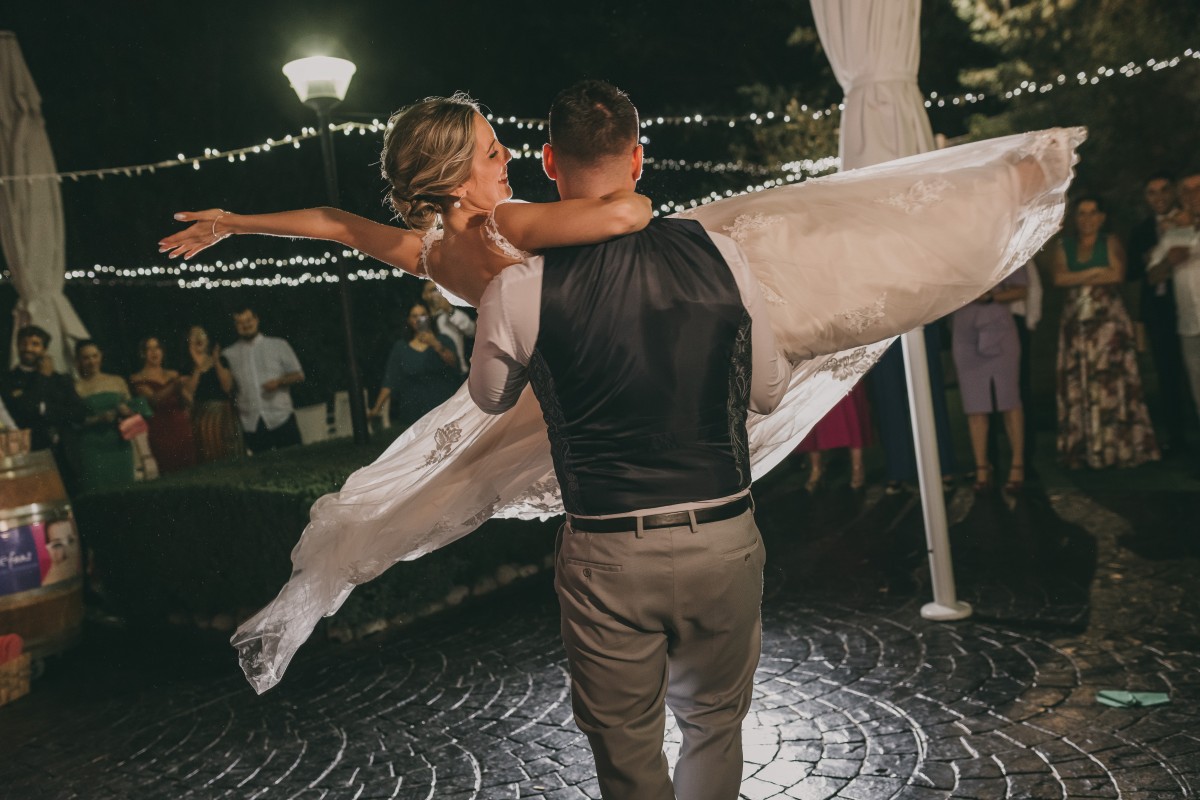 invitados de boda celebrando con los novios