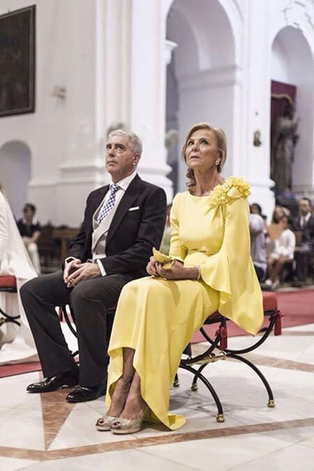 madre novia con vestido amarillo intenso