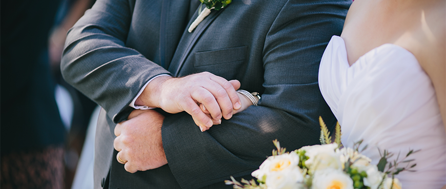 Padre e hija se dan la mano en la boda