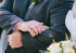 Padre e hija se dan la mano en la boda