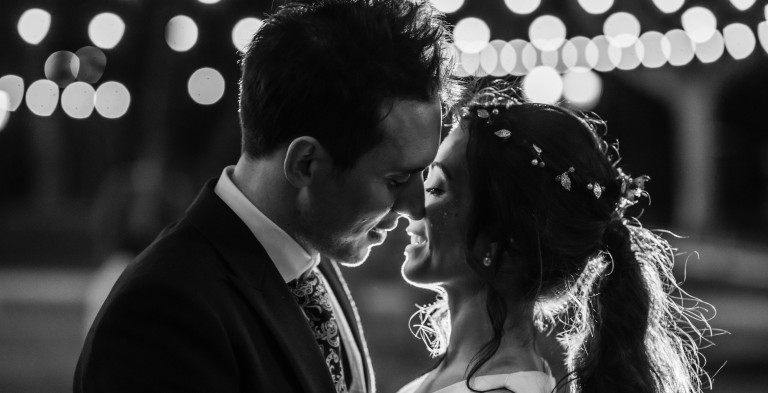 Foto en blanco y negro del beso de los novios