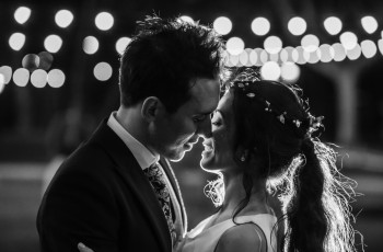 Foto en blanco y negro del beso de los novios