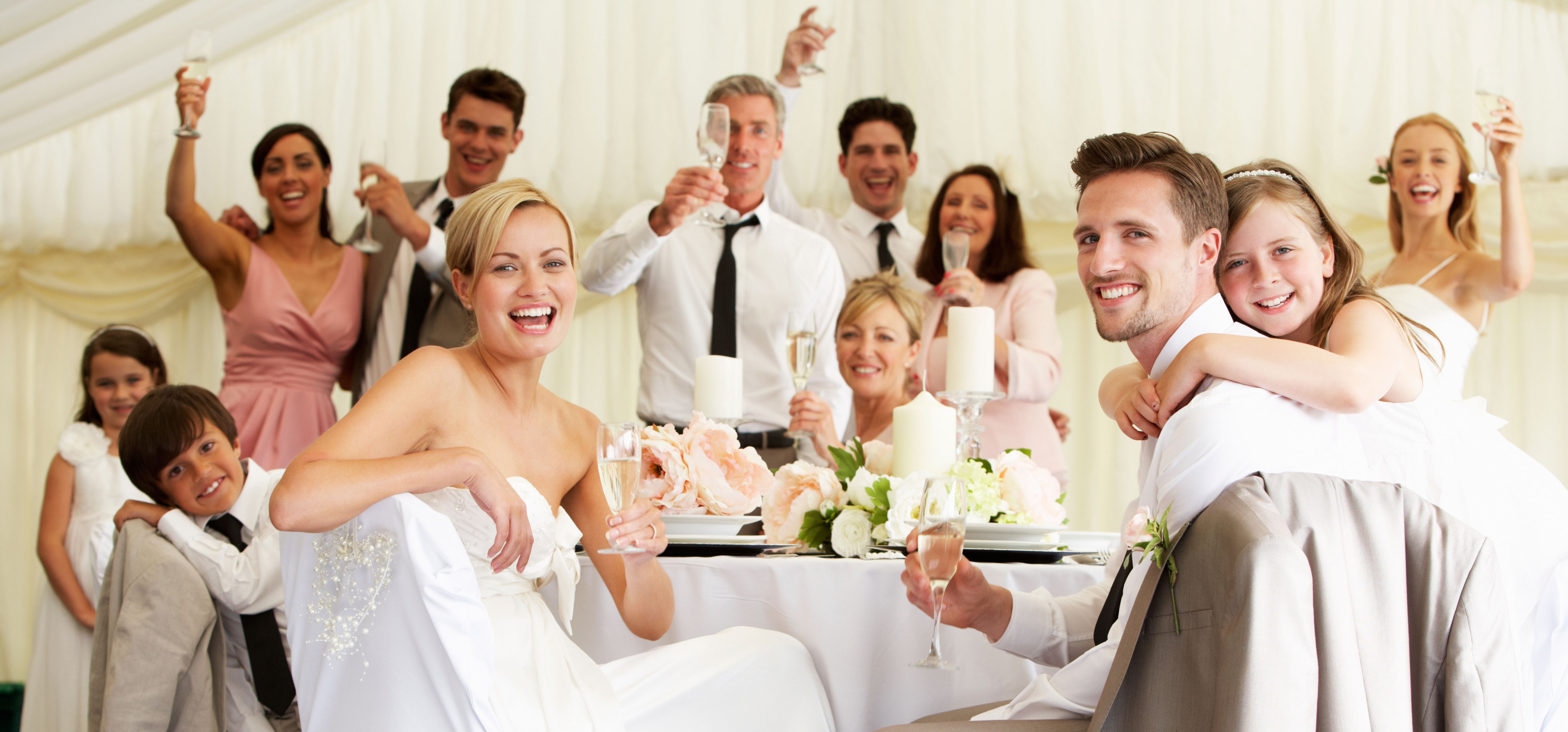 Невеста в хорошую семью. Свадьба. Гости на свадьбе. Молодожены с гостями. Современная свадьба.
