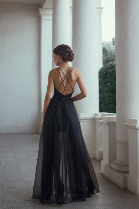 mujer con vestido largo elegante negro de etiqueta o black tie de tela fina