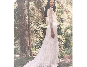 Vestido de novia romántico con plumas